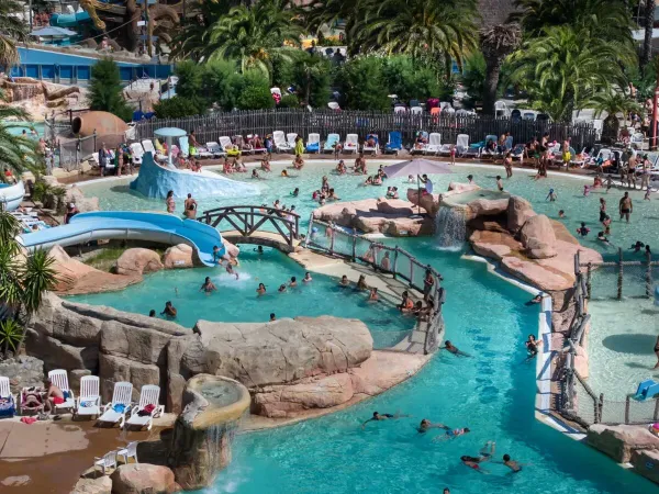 Die Gäste schwimmen im Pool des Campingplatzes Roan Les Sables d'Or.