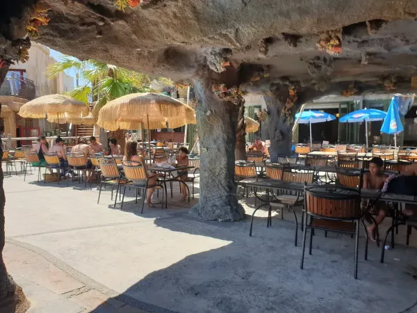 Gemütliche Terrasse auf dem Campingplatz Roan Les Sables d'Or.