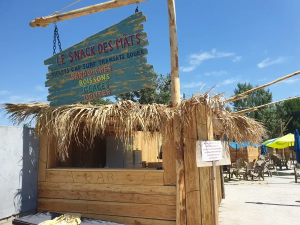 Eine Snackbar auf dem Roan Campingplatz Les Sables d'Or.