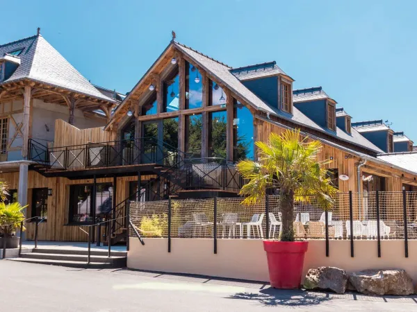 Restaurant mit Sonnenterrasse auf dem Campingplatz Roan Domaine des Ormes.