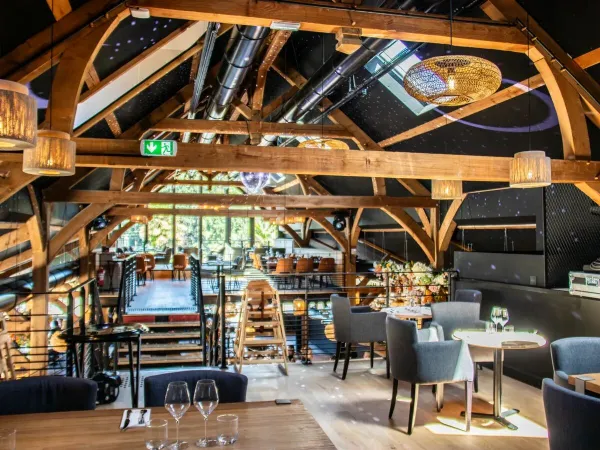 Obergeschoss des Restaurants des Campingplatzes Domaine des Ormes in Roan.