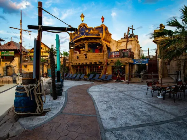 Piratenthema am Pool des Campingplatzes Roan Les Sables d'Or.