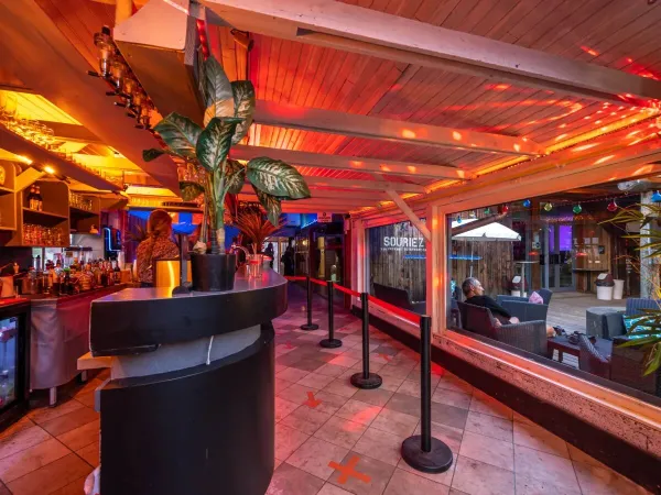 Die Bar des Campingplatzes Domaine des Bans in Roan.