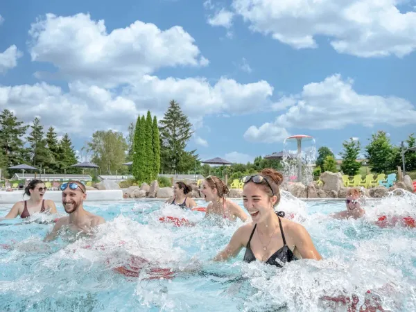 Wassergymnastik auf dem Campingplatz Roan Domaine des Bans.