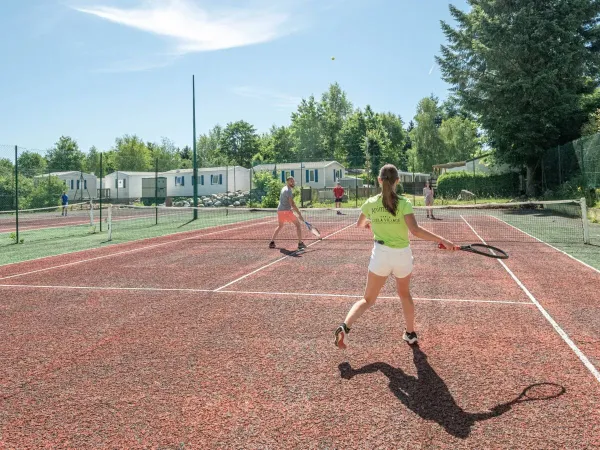 Tennis auf dem Campingplatz Roan Domaine des Bans