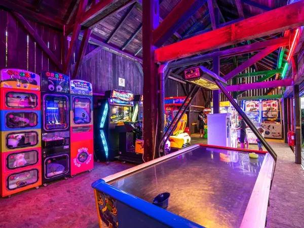 Arkade auf dem Campingplatz Domaine des Bans.