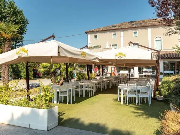 Die Außenterrasse des Restaurants des Campingplatzes Vigna sul Mar.
