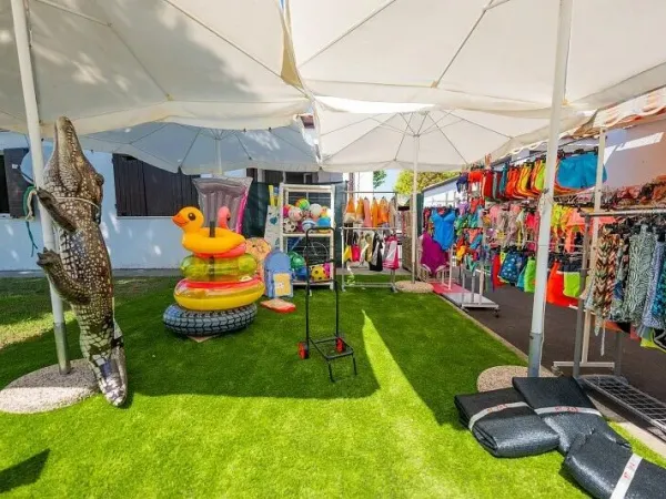 Kiosk mit Strandartikeln und aufblasbarem Spielzeug auf dem Campingplatz Vigna sul Mar.