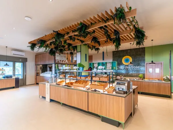 Eine gemütliche kleine Bar auf dem Roan-Campingplatz Tanuta Primero.