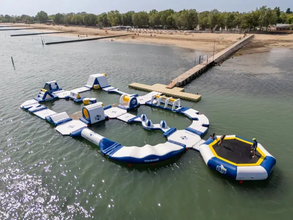 Wasserspringen im Meer auf dem Campingplatz Tenuta Primero in Roan.