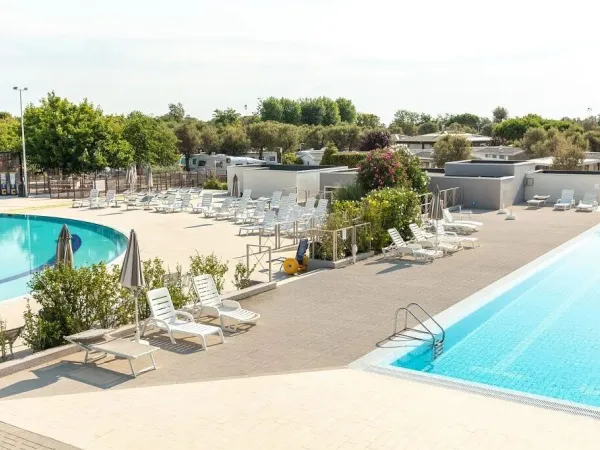 Schwimmbadkomplex des Campingplatzes Vigna sul Mar.