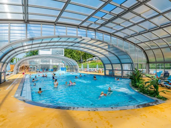 Das Schwimmbad, das bei schönem Wetter auf dem Campingplatz Roan Le Lac des Vieilles Forges geöffnet werden kann.