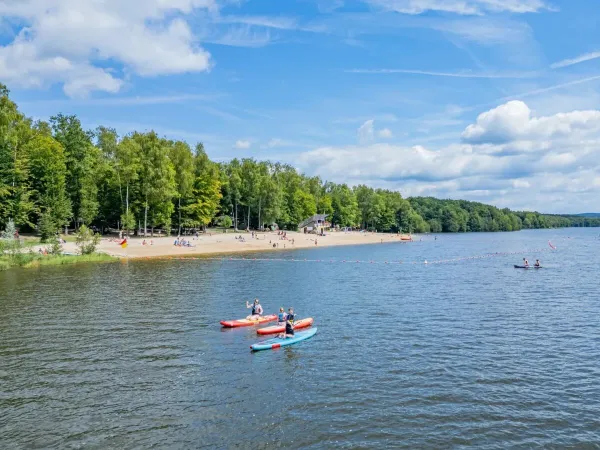Kanufahren auf dem See des Campingplatzes Le Lac des Vieilles Forges in Roan.