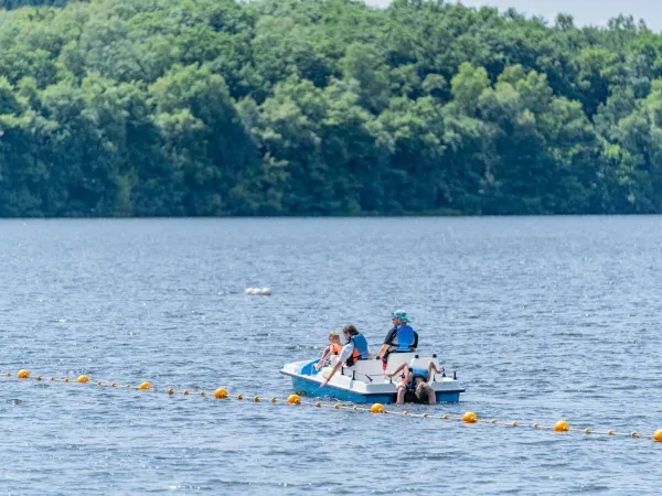 Die Familie genießt die Tretboote auf dem See auf dem Campingplatz Roan Le Lac des Vieilles Forges.
