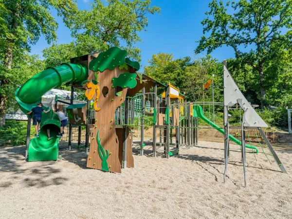 Ein lustiger Spielplatz mit Rutsche auf dem Campingplatz Roan Le Lac des Vieilles Forges.