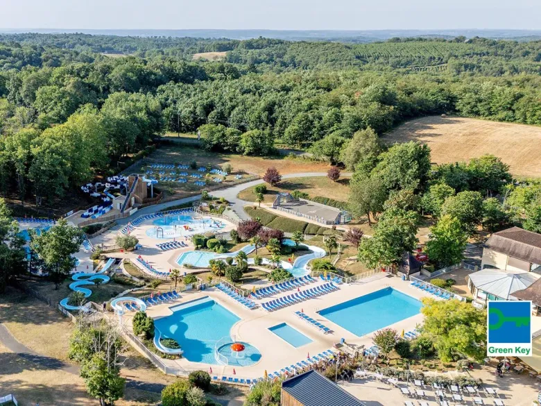 Neue Rutsche und Rennrutsche auf dem Campingplatz Saint Avit Loisirs in Roan.