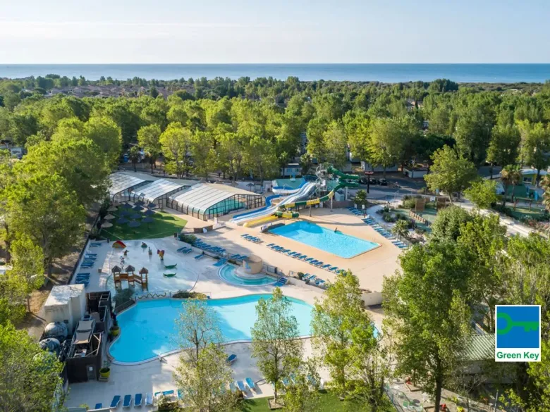 Übersicht über die Pools auf dem Campingplatz Roan Domaine de La Yole.