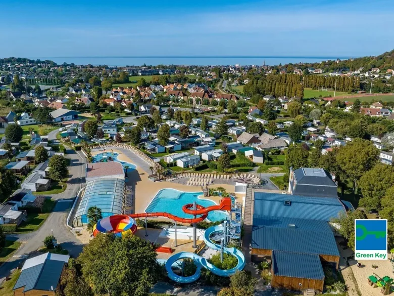 Schwimmbadkomplex auf dem Campingplatz Roan La Vallée.