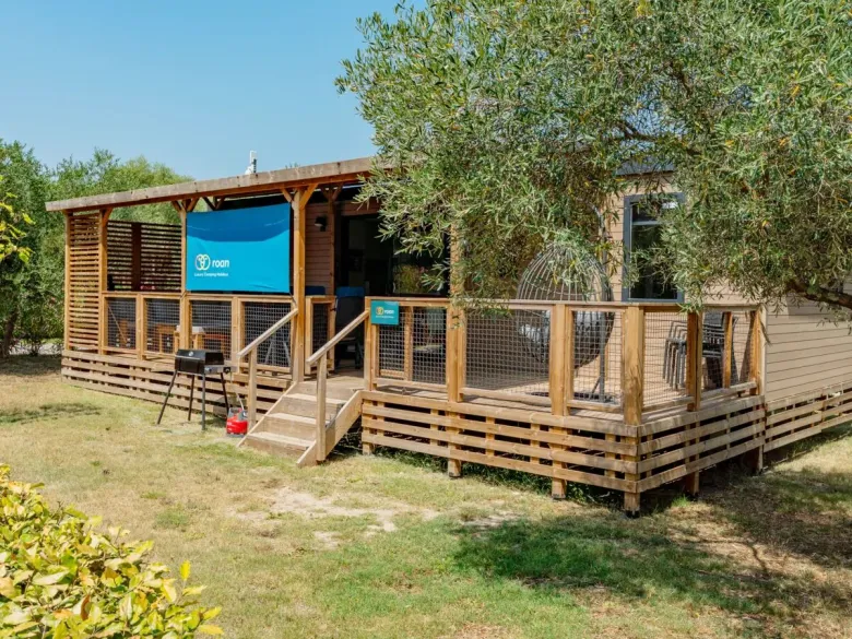 Die Supreme Plus Lounge des Campingplatzes Domaine de la Brèche in Roan.