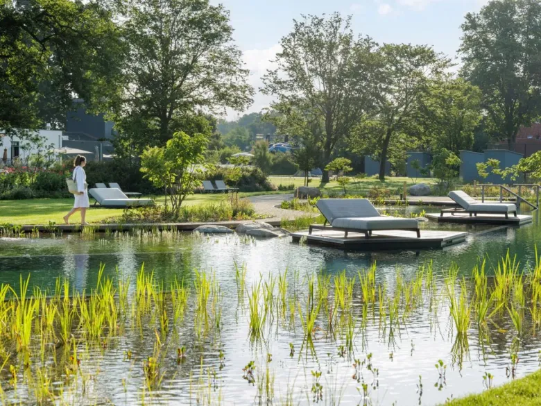 Ein natürlicher Teich zum Schwimmen auf dem Roan-Campingplatz De Twee Bruggen.