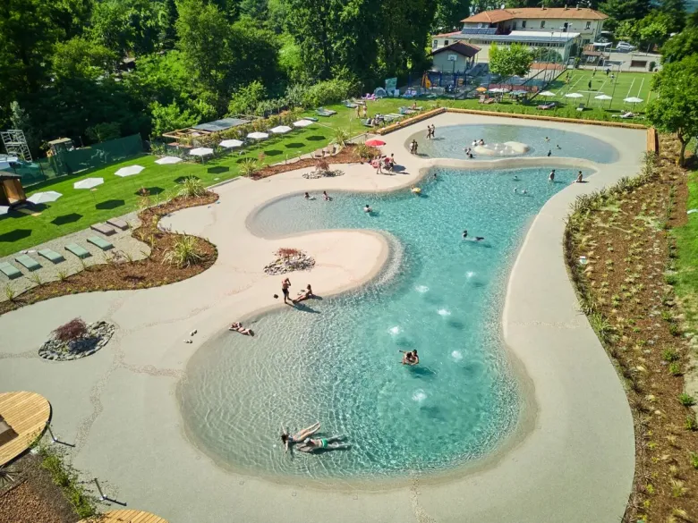 Das brandneue Lagunen-Schwimmbecken auf dem Campingplatz Lido Verbano.