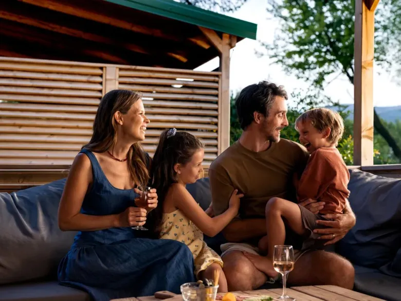 Familienspaß in der Lounge der Unterkunft Roan.