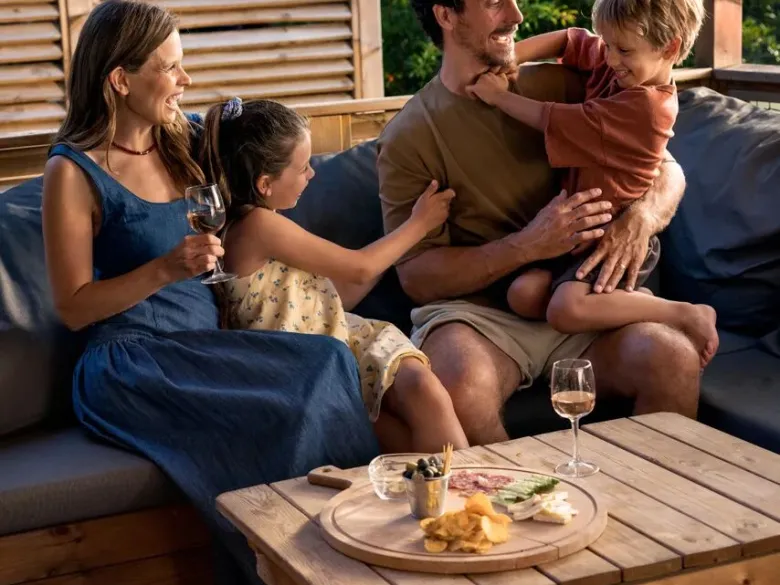 Genießen Sie einen Drink auf dem luxuriösen Lounge-Sofa im Roan Camping Château de Galaure.