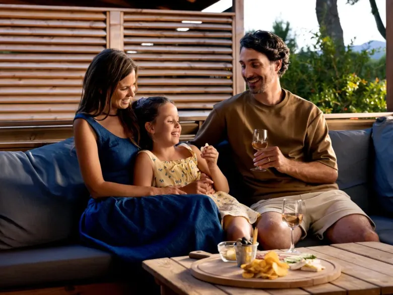 Familienspaß in der Lounge der Unterkunft Roan.