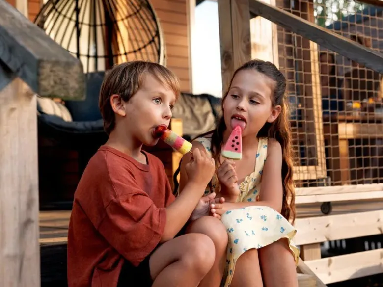 Kinder haben viel Spaß im Mobilheim auf dem Roan Camping Les Lacs du Veron.