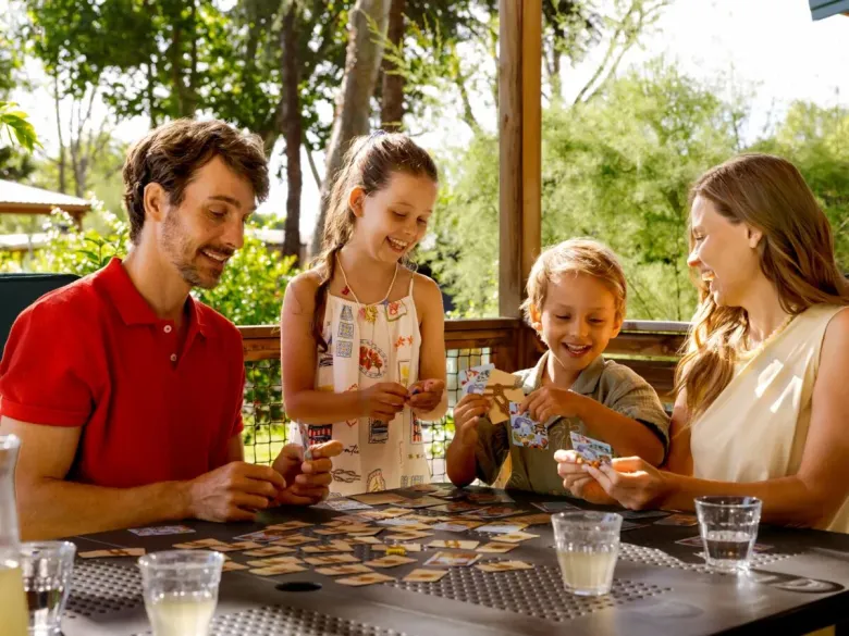 Eine Familie spielt ein Spiel auf dem Campingplatz Roan Village Bella Iseo.
