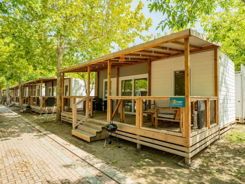 Gemütliche Mobilheim-Straße auf dem Campingplatz Roan Tahiti.