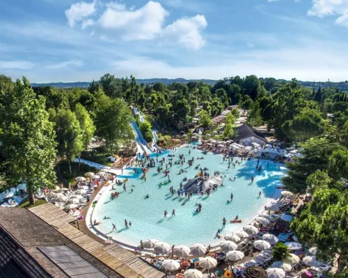 Übersicht Lagunenpool mit Wasserrutschen auf dem Campingplatz Roan hu Altomincio village.