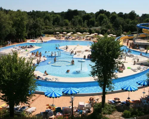 Übersicht Schwimmbad auf dem Campingplatz Roan Villaggio Turistico.