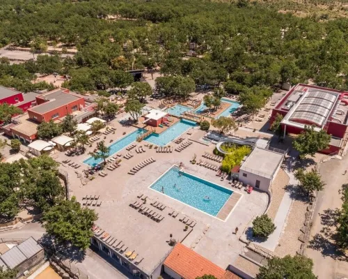 Übersicht der Schwimmbäder auf dem Campingplatz Roan Aluna Vacances.