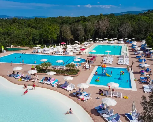 Der Poolkomplex des Campingplatzes Roan in Montescudaio.