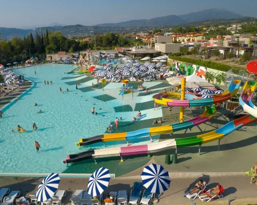 Poolanlage mit Rutschen und Wasserspielgeräten auf dem Campingplatz Roan in Cisano San Vito.