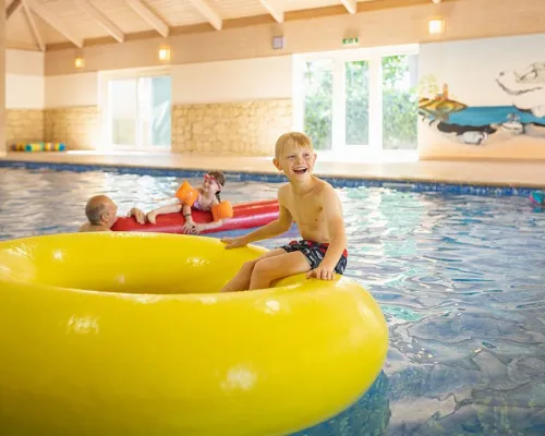 Kind spielt im Schwimmkorb auf dem Roan Campingplatz Marvilla Parks Friese Meren.