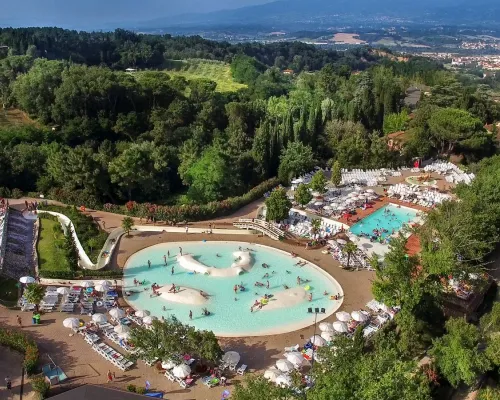 Übersicht Schwimmbad Roan camping Norcenni Girasole.