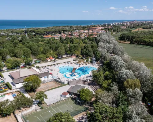 Drohnenaufnahme des Swimmingpools auf dem Roan-Campingplatz Adriano Village.