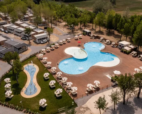 Schwimmbad und Wasserpark auf dem Roan Camping Rimini Family Village.
