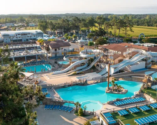 Der Poolkomplex auf dem Roan Campingplatz Le Vieux Port.