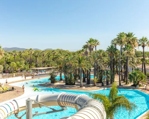 Schönes Schwimmbad mit Palmen auf dem Roan Camping La Baume.