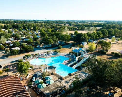 Übersicht Schwimmbad auf dem Campingplatz Roan du Latois.