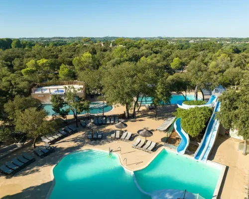Ein Übersichtsfoto vom Schwimmbad des Roan camping Domaine de Massereau.