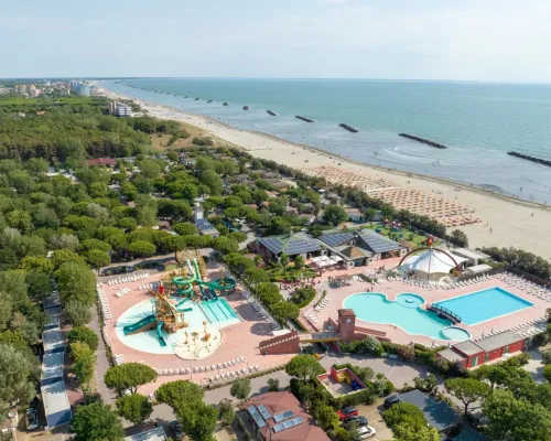 Übersicht Schwimmbäder und Strand auf dem Campingplatz Roan Spiaggia e Mare.