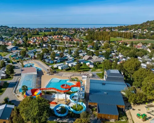 Schwimmbadkomplex auf dem Campingplatz Roan La Vallée.