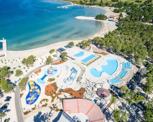Überblick über den Swimmingpool und die schöne Bucht des Roan Campingplatzes Zaton Holiday Resort.
