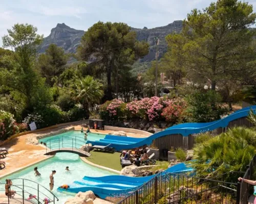 Schwimmbadkomplex auf dem Roan Campingplatz Domaine de la Noguière.