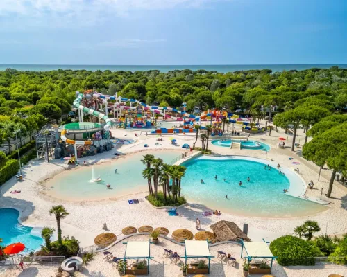 Übersicht Poolanlage des Campingplatzes Roan Union Lido Mare.