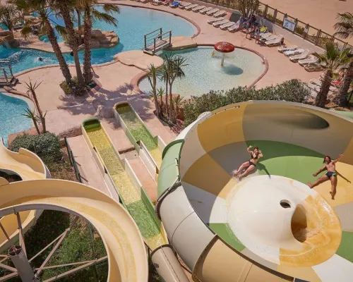 Mehrere lustige Rutschen mit Tornadorutsche auf dem Roan-Campingplatz Le Petit Mousse.